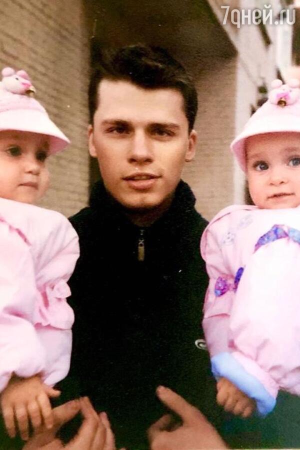 Гарик Харламов с новорожденным сестрами