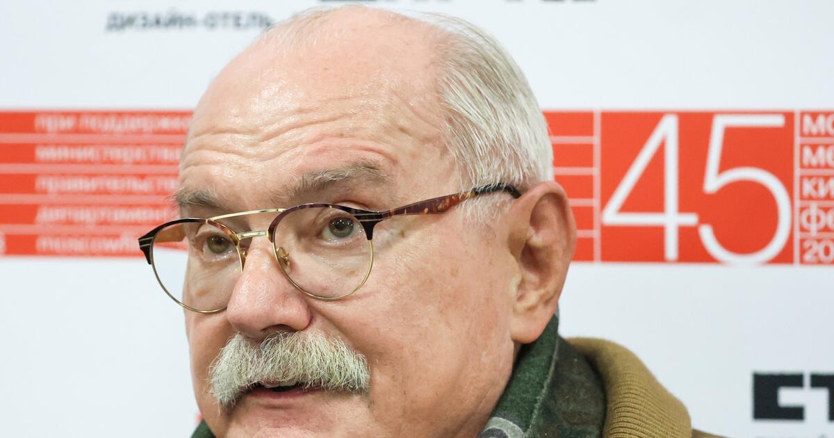 Стыдливое стирание: Никита Михалков не прошел мимо темы крестопада в России