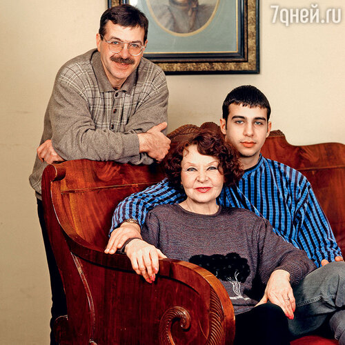 Нина Ургант с сыном Андреем и внуком Иваном. 2005 г.