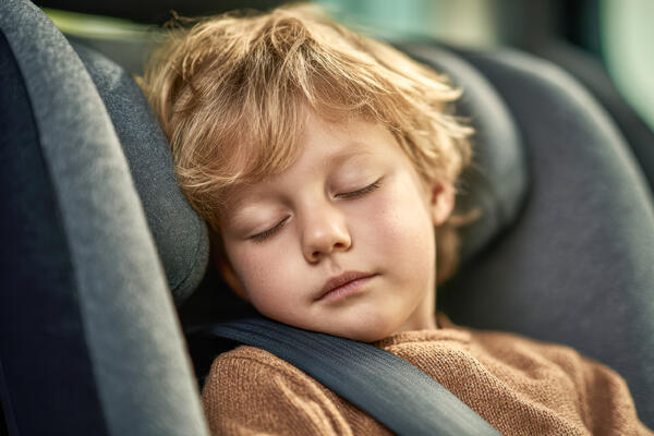 Как уложить ребенка спать в дороге