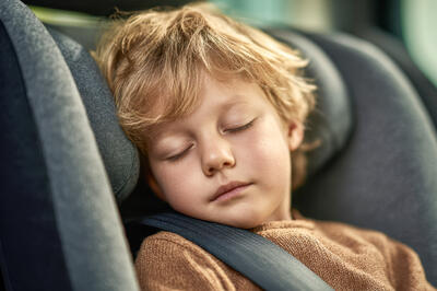 Как уложить ребенка спать в дороге