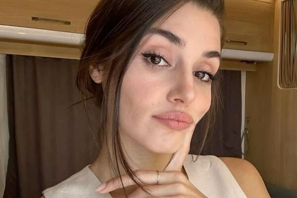 Фанаты раскритиковали Ханде Эрчел за снимок «без бровей»