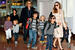 Анджелина Джоли и Брэд Питт с  детьми Захарой, Ноксом, Мэддоксом, Шайло, Паксом Тьеном и Вивьен