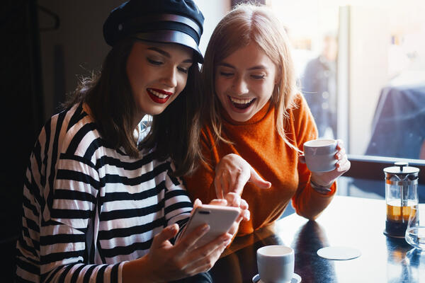 Как назвать чат с подругами: 55 забавных вариантов