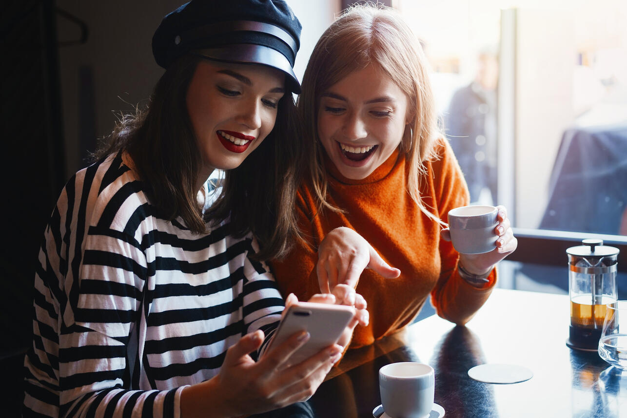 как назвать чат с подругами, название чата с подругами, прикольные названия для чата, смешные названия чатов, оригинальные названия чатов, названия групп в мессенджерах, идеи для названия чата, как назвать группу подруг, чат подруг как назвать, примеры названий для чата