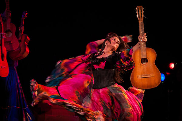 Нежные романсы, страстные танцы: цыганский театр «Ромэн» приглашает на спектакли