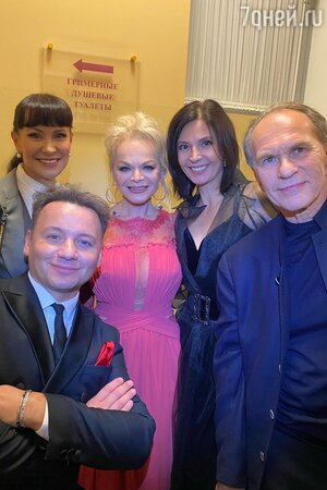 Лариса Долина с актера Театра имени Вахтангова - фото