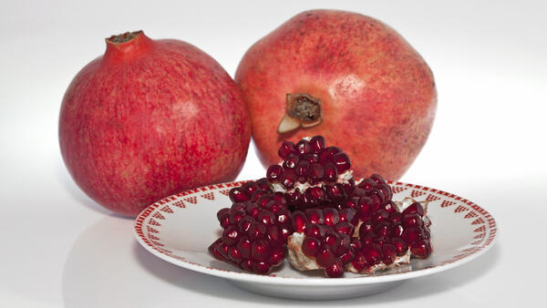 Как за одну минуту почистить гранат, не испачкав руки — так вы еще не делали