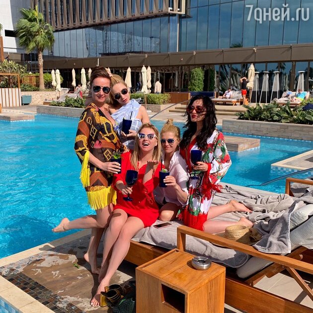 Анна Семенович с подругами