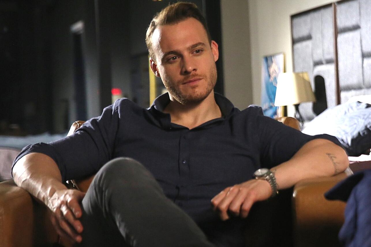 Керем Бюрсин в сериале «Постучись в мою дверь» фото