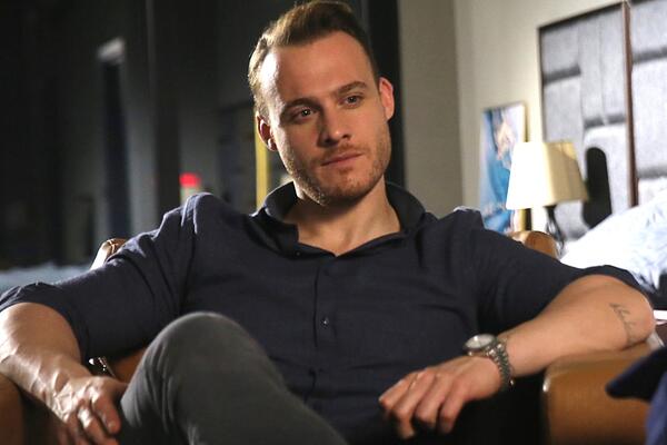 Похожа на Ханде Эрчел: Керем Бюрсин показал новую возлюбленную