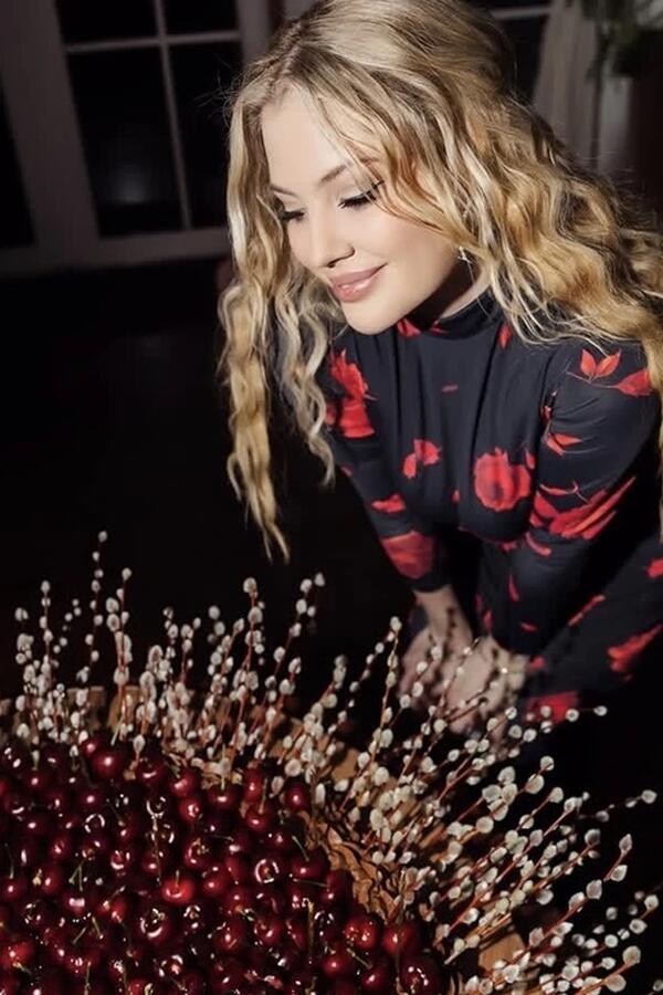 Михайлов не пожалел денег на падчерицу, вернувшуюся в Россию — 200 тысяч только за торт