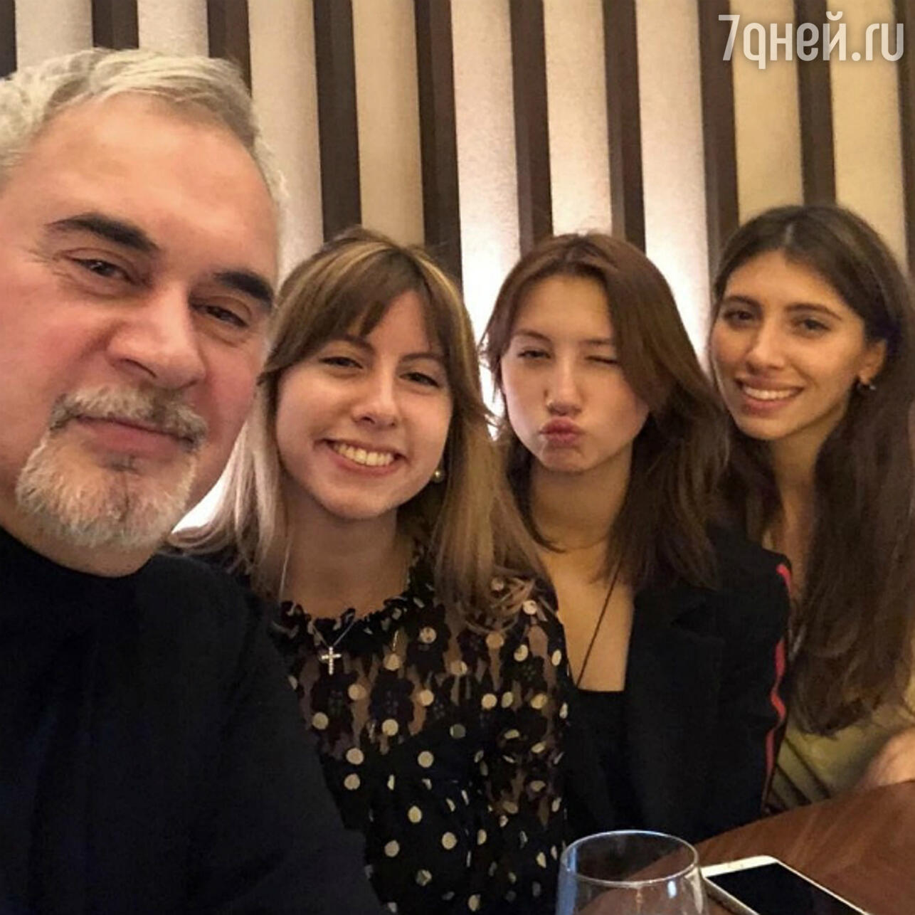 Валерий Меладзе поздравил Альбину Джанабаеву с днем рождения и опубликовал семейное фото с детьми
