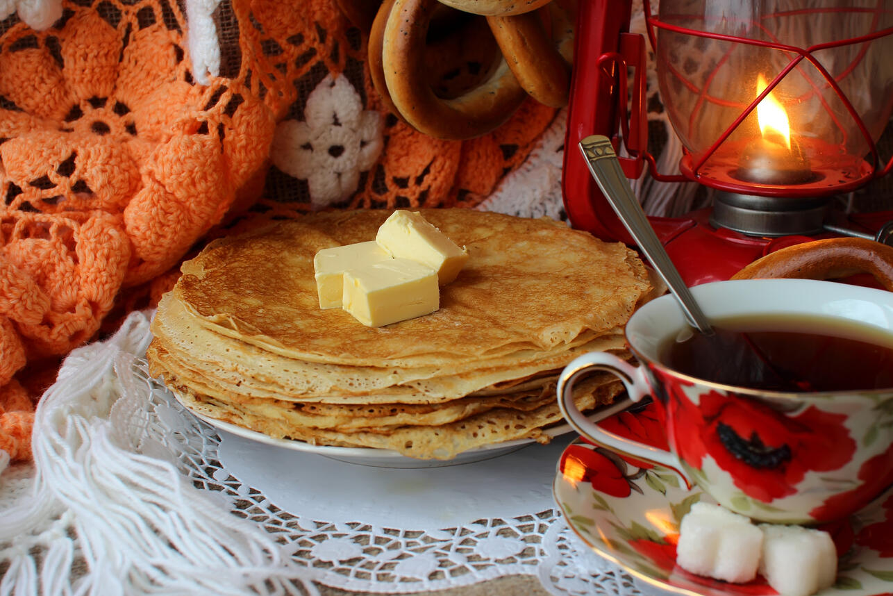 сервировка стола на масленицу, масленица 2026, как накрыть стол на масленицу, подача блинов, декор стола масленица, масленичный стол, посуда на масленицу, украшение стола масленица, праздничный стол масленица, сервировка на масленицу идеи