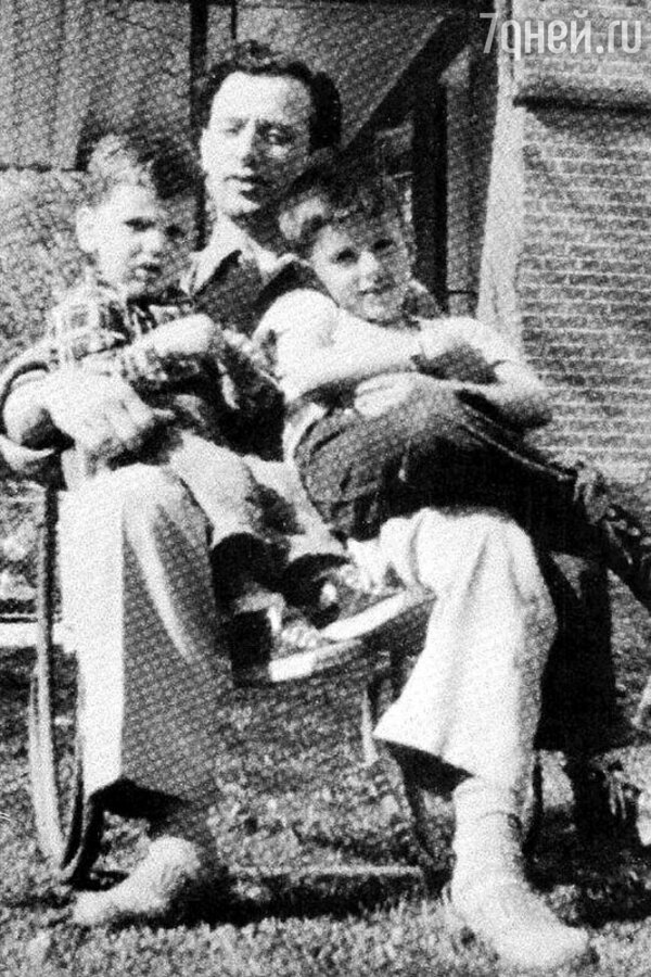 Фрэнк Сталлоне с сыновьями Фрэнком-младшим слева и Сильвестром (справа)