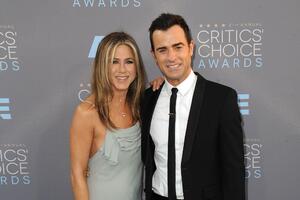 Уже не так больно: Энистон стоически перенесла задевшую ее новость об экс-супруге  