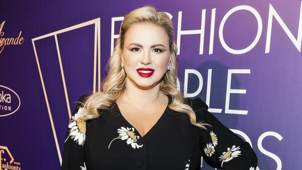 Взбешенная Семенович показала талию после скандала из-за лишнего веса