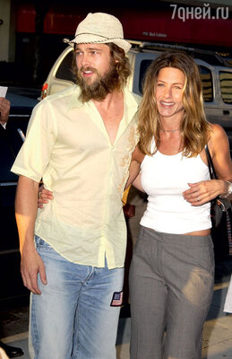 До встречи с Джоли Питт выглядел счастливым с Дженнифер Энистон. 2002 г. 