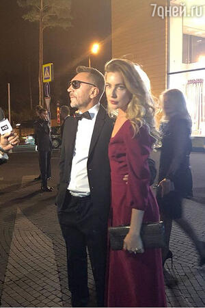 Сергей Шнуров с новой девушкой Сергей Шнуров с новой девушкой