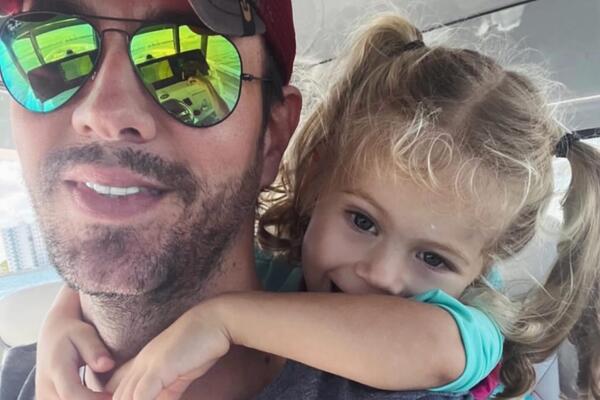   К сцене готова: Энрике Иглесиас с дочерью исполнили песню дуэтом