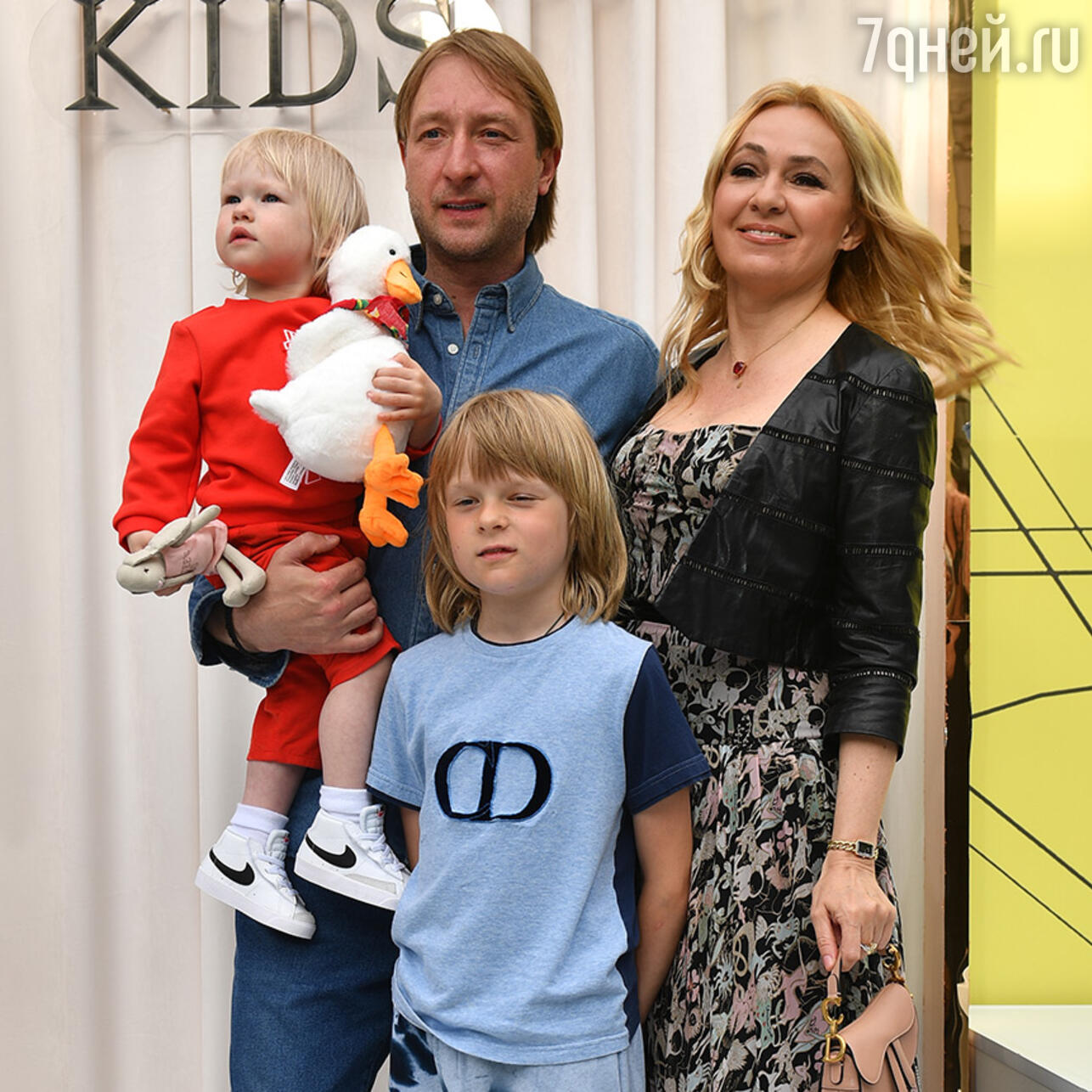 Плющенко раскритиковали за «сексуальный» танец с четырехлетним сыном