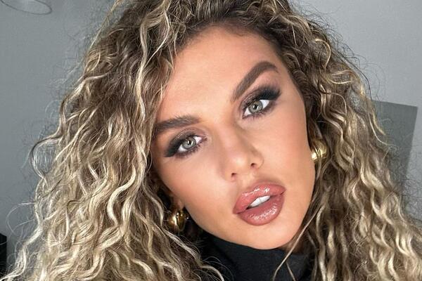 Вышла из траура: Седокова блеснула фигурой на «Жара Music Awards»