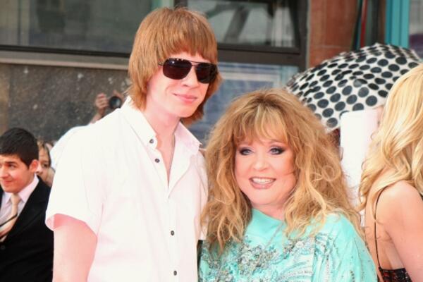 Алла Пугачева и еще 9 отечественных звезд, ставших молодыми бабушками  