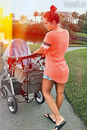 Нюша с малышкой на прогулке