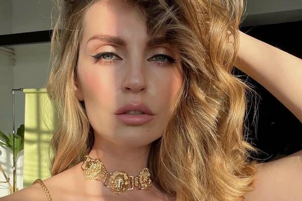 Саша Савельева рассказала о своем опыте тяжелой послеродовой депрессии