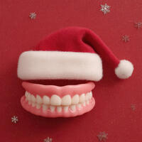 Застольная улыбка: почему цвет зубов становится темнее на праздниках