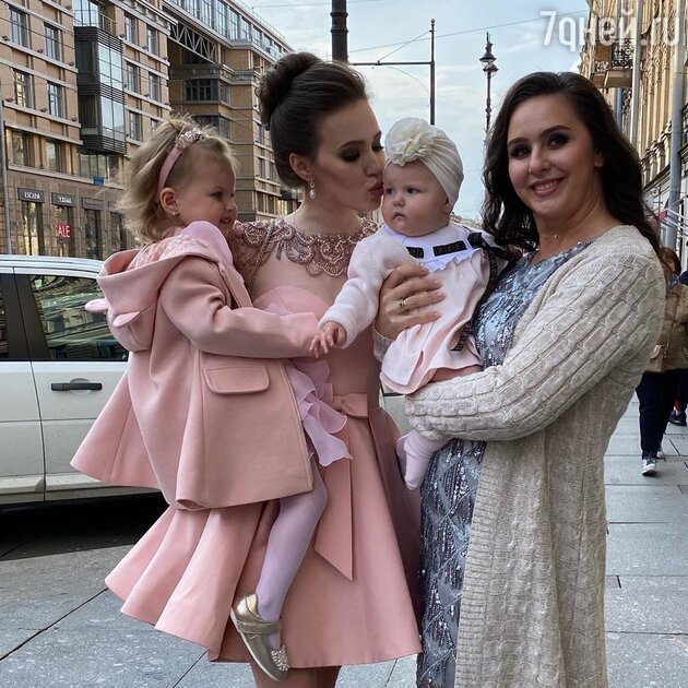 Анастасия Костенко с мамой и дочками