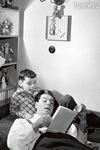 «Аркадий всегда был элегантен. Я даже дома никогда не видел брата в халате или пижаме». Аркадий Райкин с сыном Костей. 1957 г.