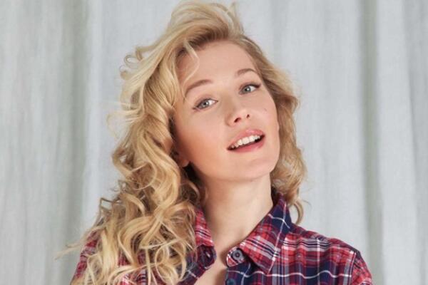 Карина Андоленко необычно отметила полнолуние