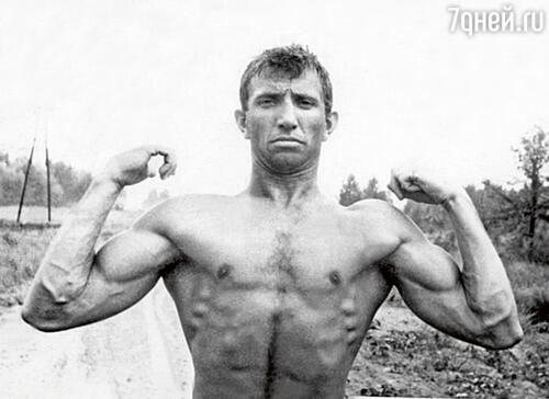 Во ВГИКе я вел себя нагло, пер вперед, как бизон: накачанные бицепсы, гитара, девки. В общежитии часто дрался