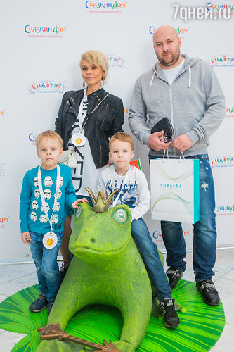 Ксения Новикова с мужем и сыновьями
