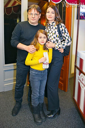 Валерий Тодоровский с женой Евгенией Брик и;дочерью Зоей