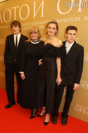 Анна Михалкова с племянником Петром Кончаловским (слева), сестрой Надеждой и сыном 