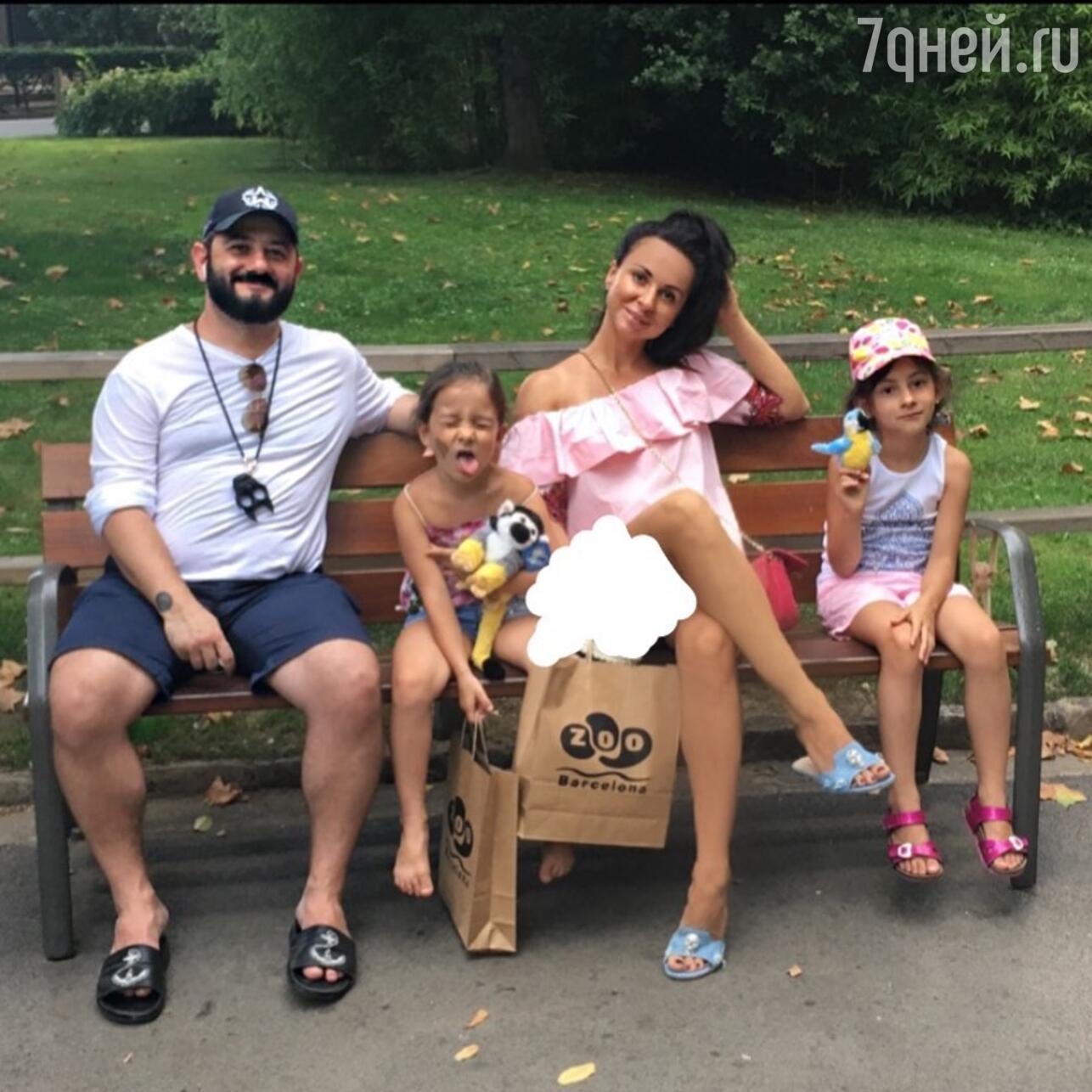 Михаил Галустян с женой Викторией и дочками