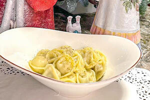 Пельмени с шампанским и никакого оливье: как знаменитости встречают праздник