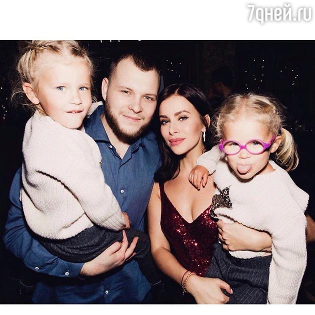Тата и Сергей Бондарчук с детьми Маргаритой и Верой