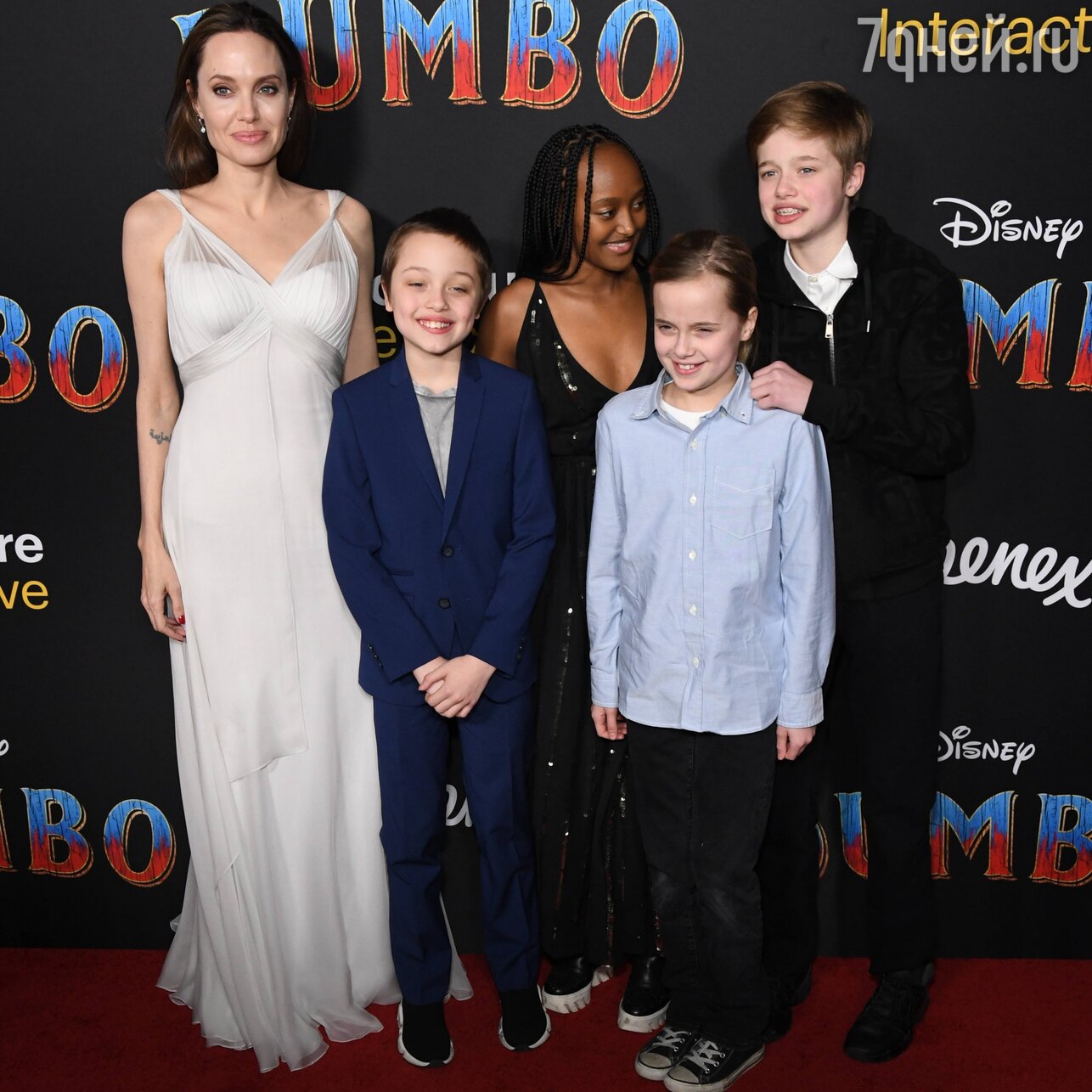 
Анджелина Джоли с детьми: Захарой, Шайло, Ноксом и Вивьен
