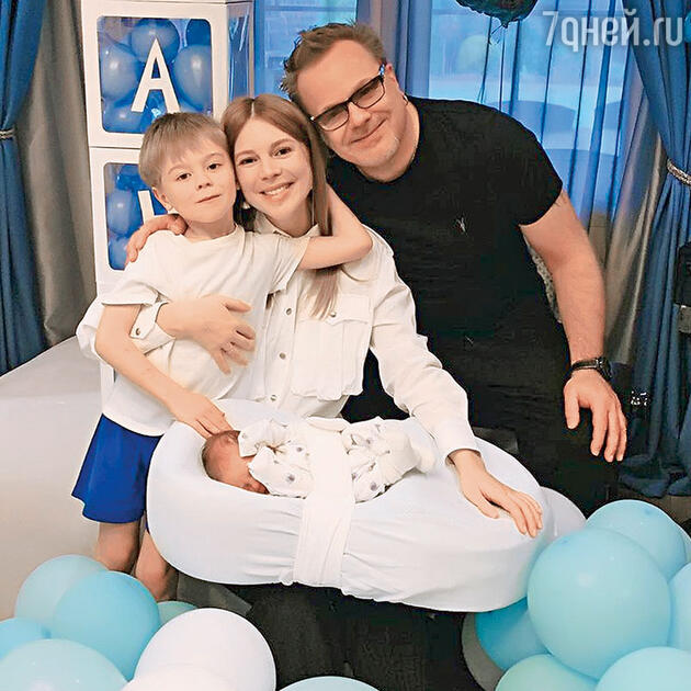 Владимир Пресняков-мл. с женой Натальей Подольской и сыновьями Артемием и Иваном. Фото