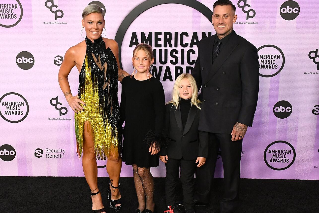 Пинк с мужем, дочкой и сыном