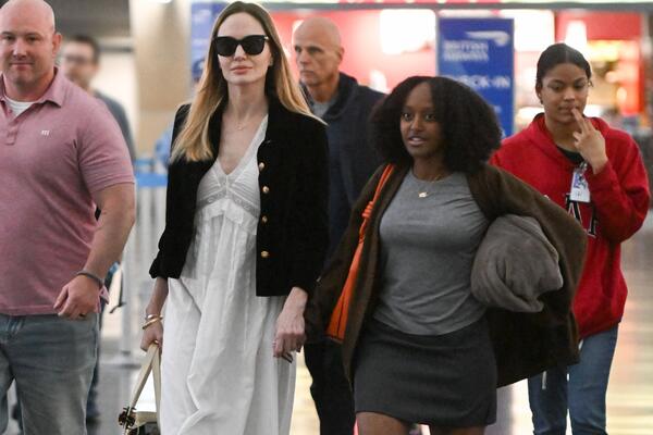 Что это за ночная сорочка? Анджелину Джоли раскритиковали за неудачный наряд  