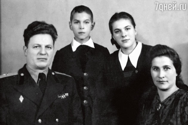 Луиза и Борис Хмельницкие со своими родителями — Алексеем Григорьевичем и Зинаидой Ивановной. 1952 г. 