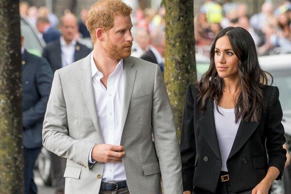 Королевский телохранитель предупредил о нависшей над Меган Маркл и принцем Гарри опасности  