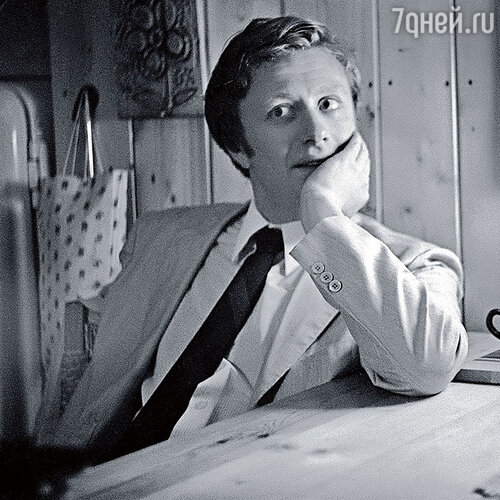 Миронов пригласил нас к себе: «Я один, Лариса на гастролях». Досидели до открытия метро. Когда все уходили, он шепнул мне: «Вернись!..»