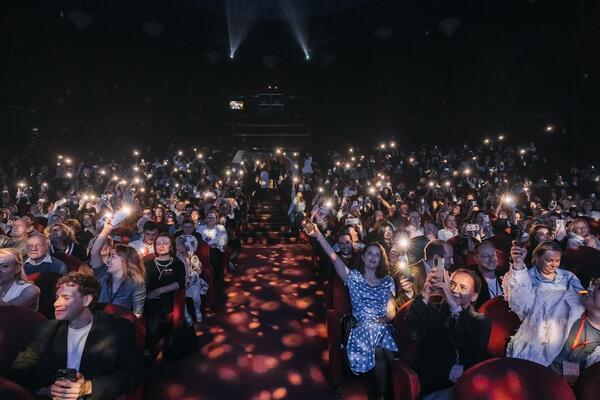 Звёздные гости, овации и море огней: главный суперхит десятилетия снова на сцене Театра МДМ
