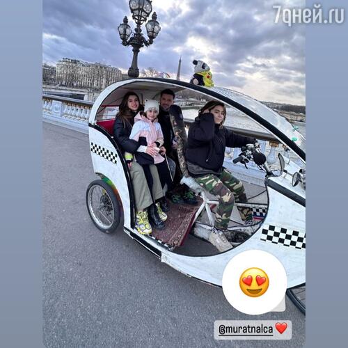 Мурат Налчаджиоглу с невестой и детьми