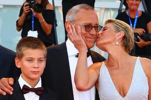 Юлия Высоцкая прошлась с сыном и мужем по красной дорожке Венецианского кинофестиваля